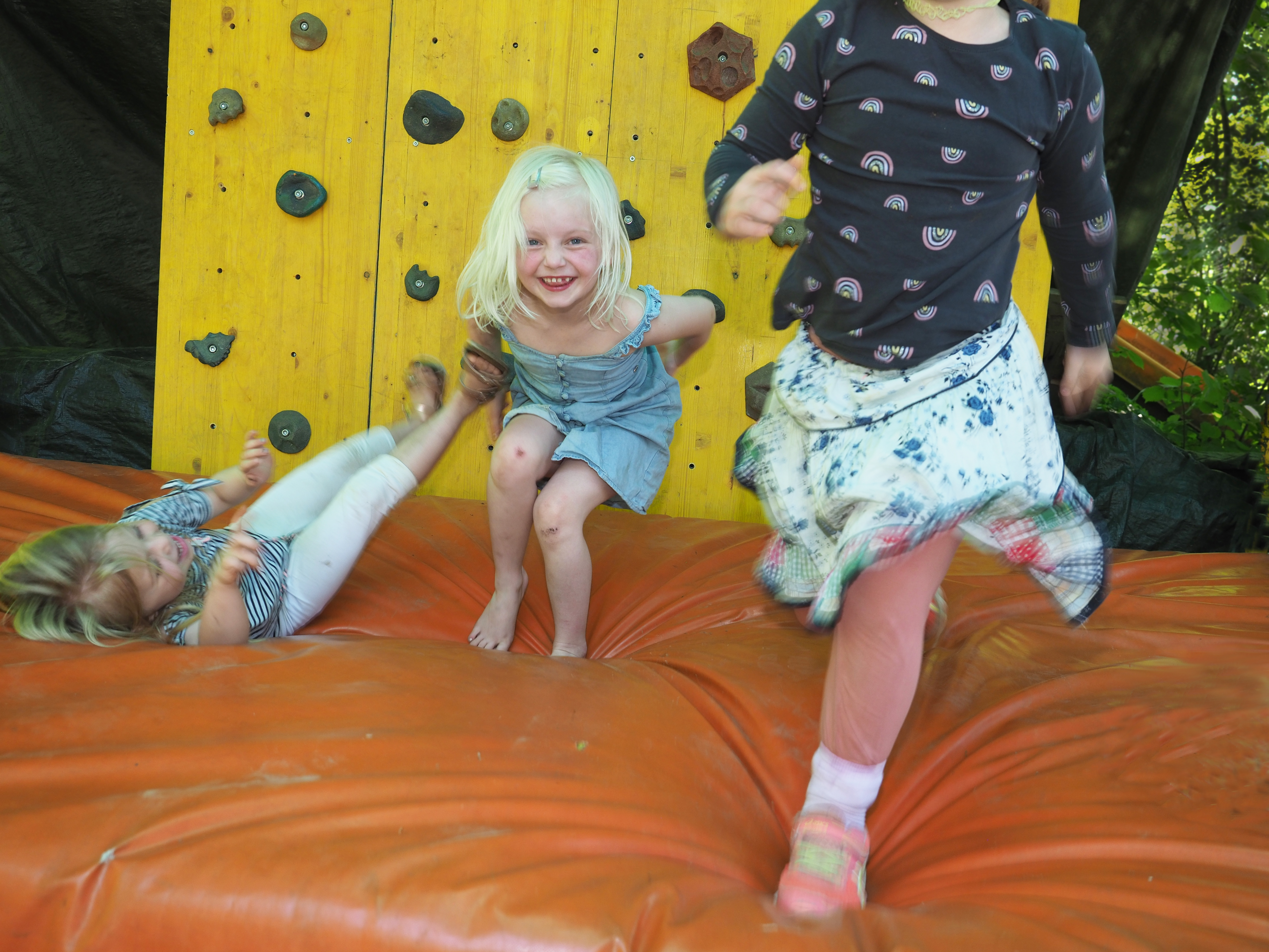 Symbolbild DOK, Kinder spielen an Kletterwand