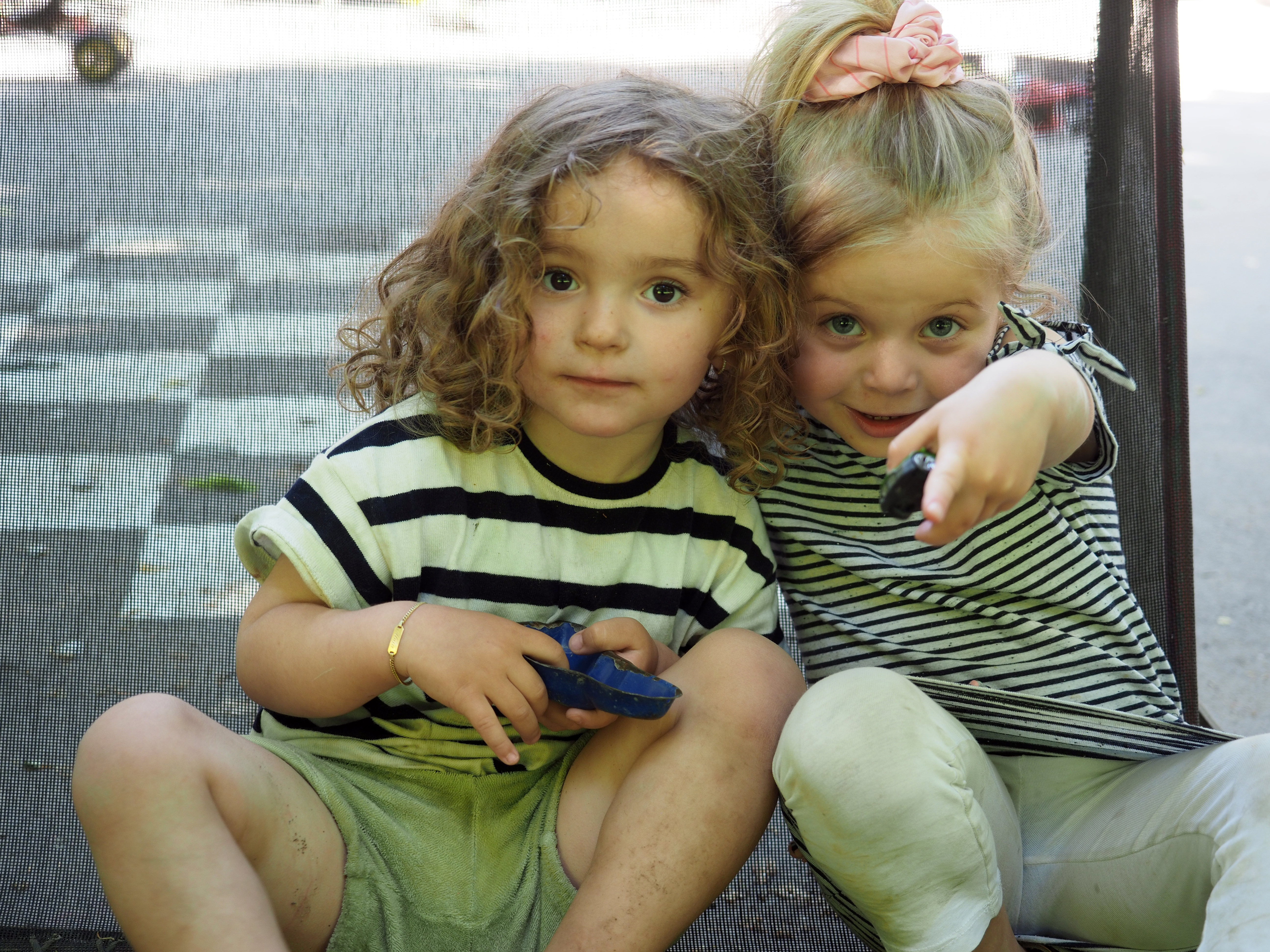 Symbolbild DOK Kinder spielen auf Platz