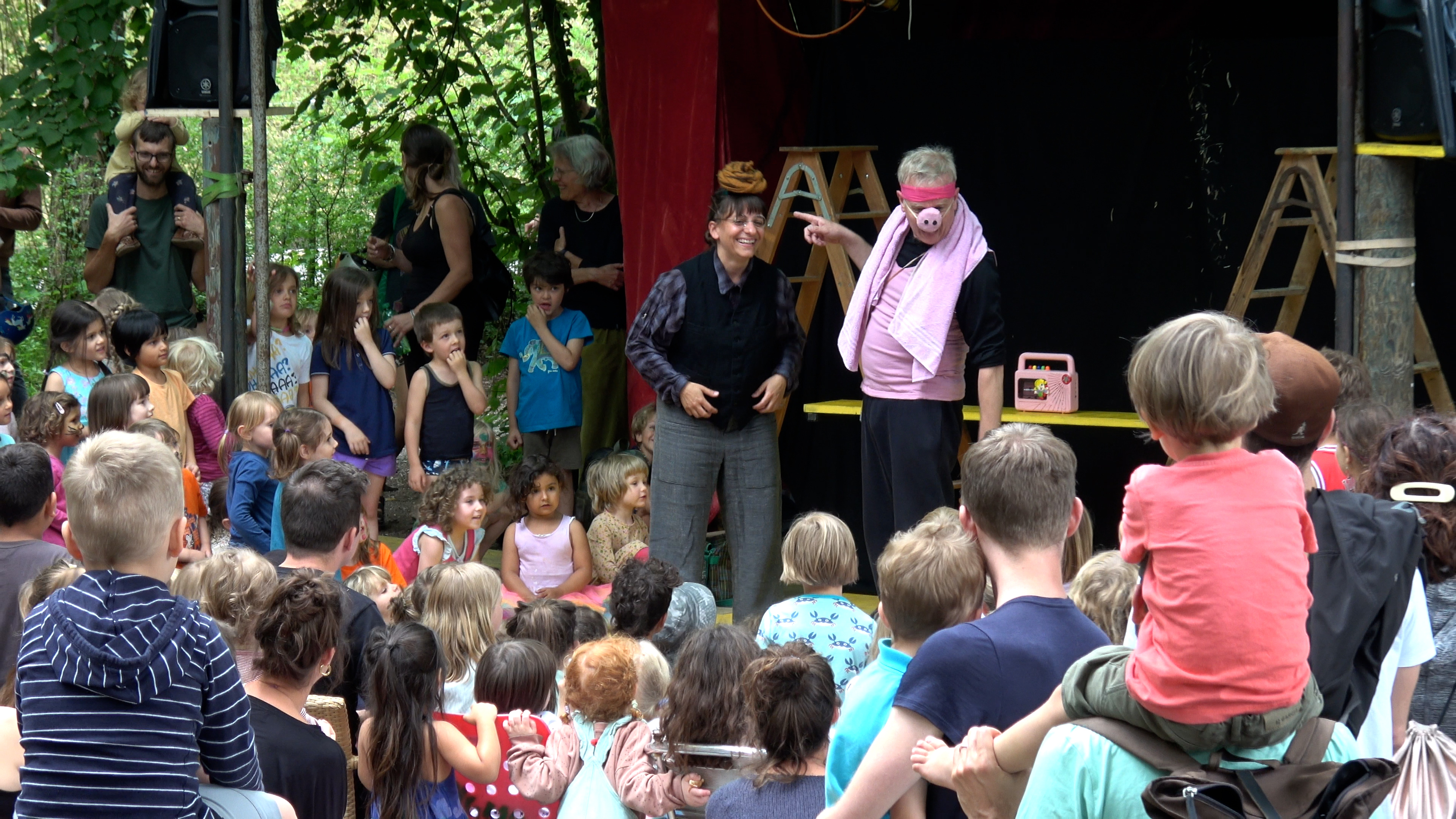 Längmuur Jubiläumsfest 2023: Kindertheater Maulwurf mit Gagi auf dem Kopf