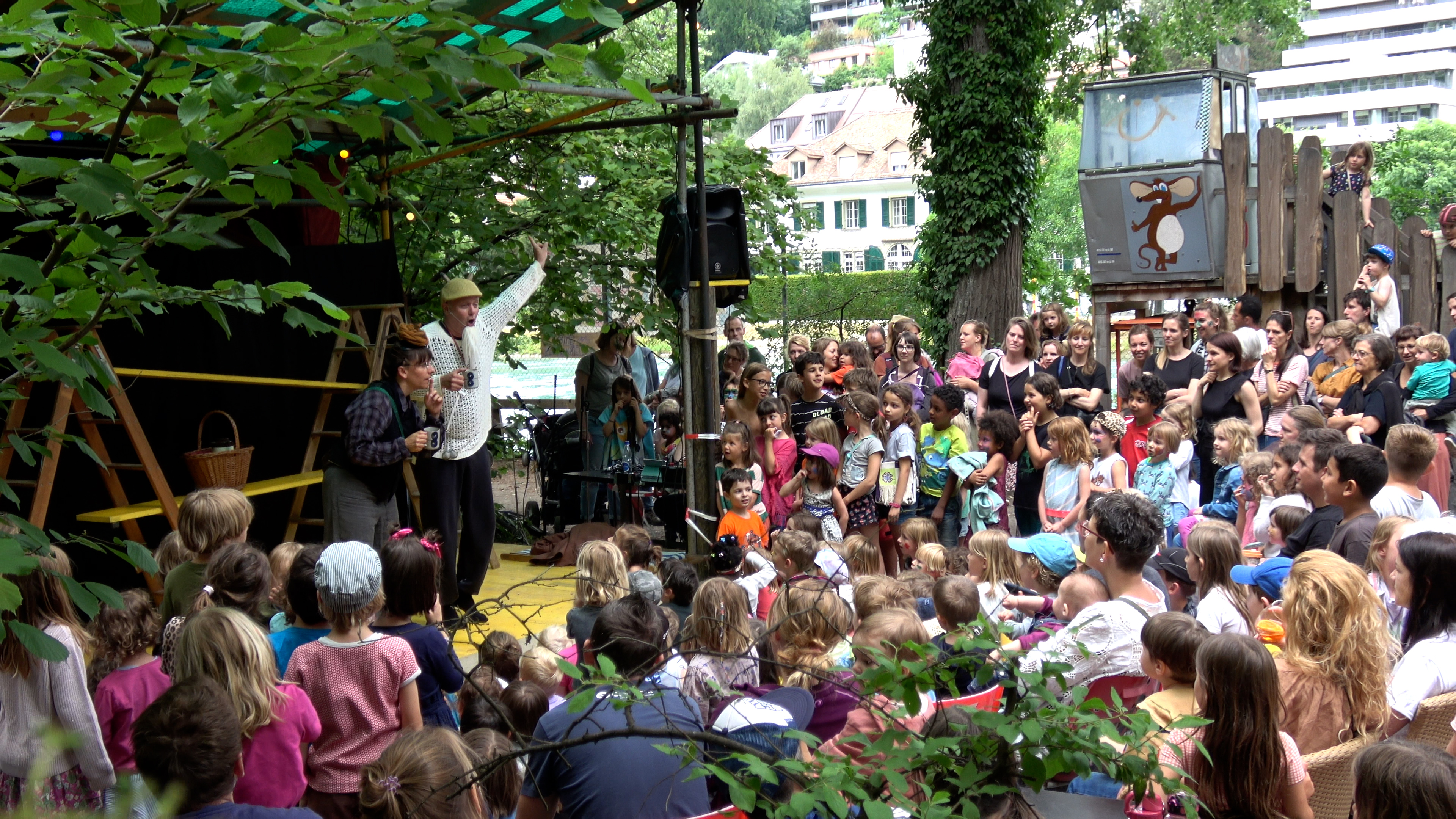 Längmuur Jubiläumsfest 2023: Kindertheater Maulwurf mit Gagi auf dem Kopf