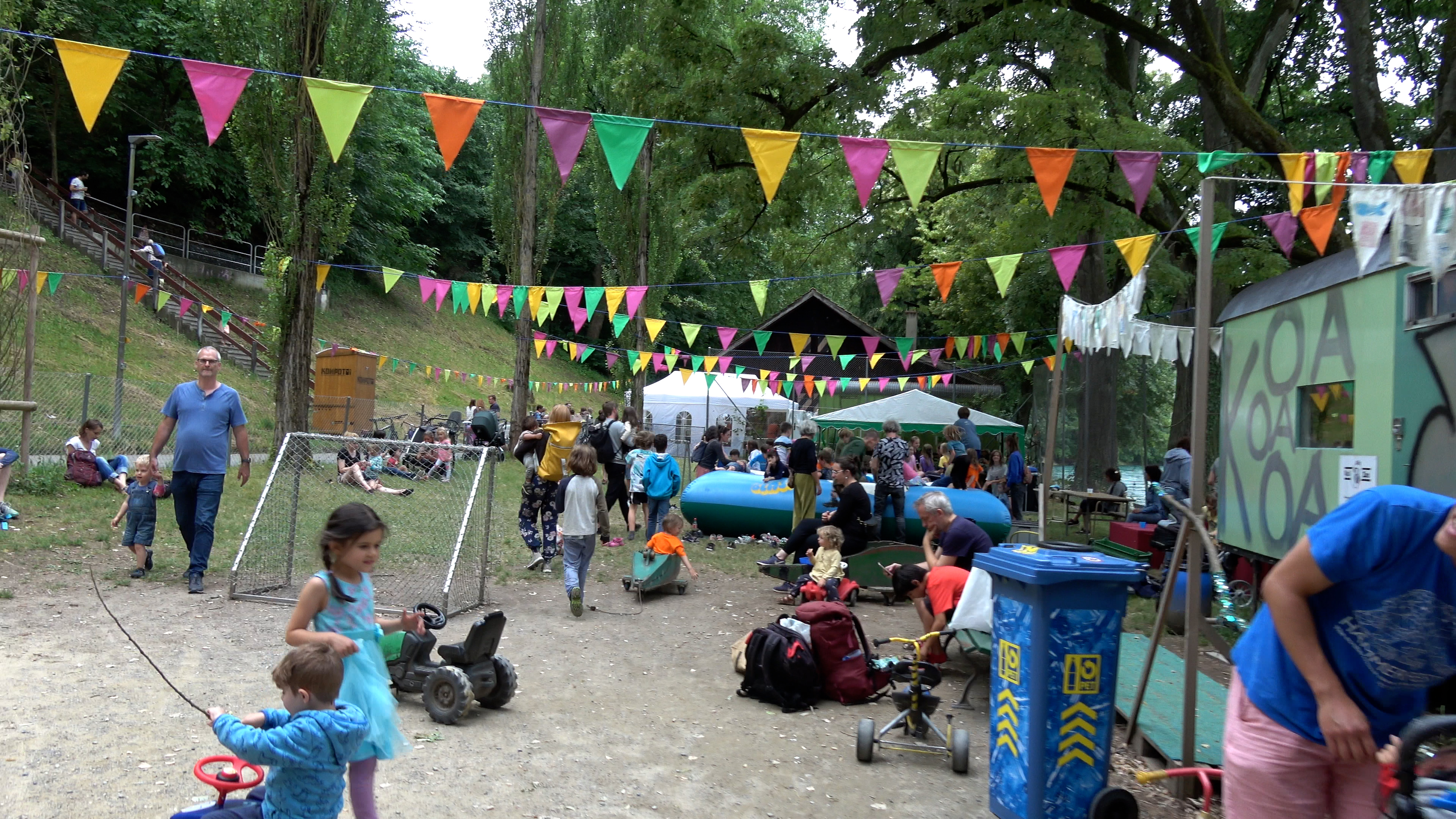 Längmuur Jubiläumsfest 2023: Kinder spielen auf dem Spielplatz Längmuur