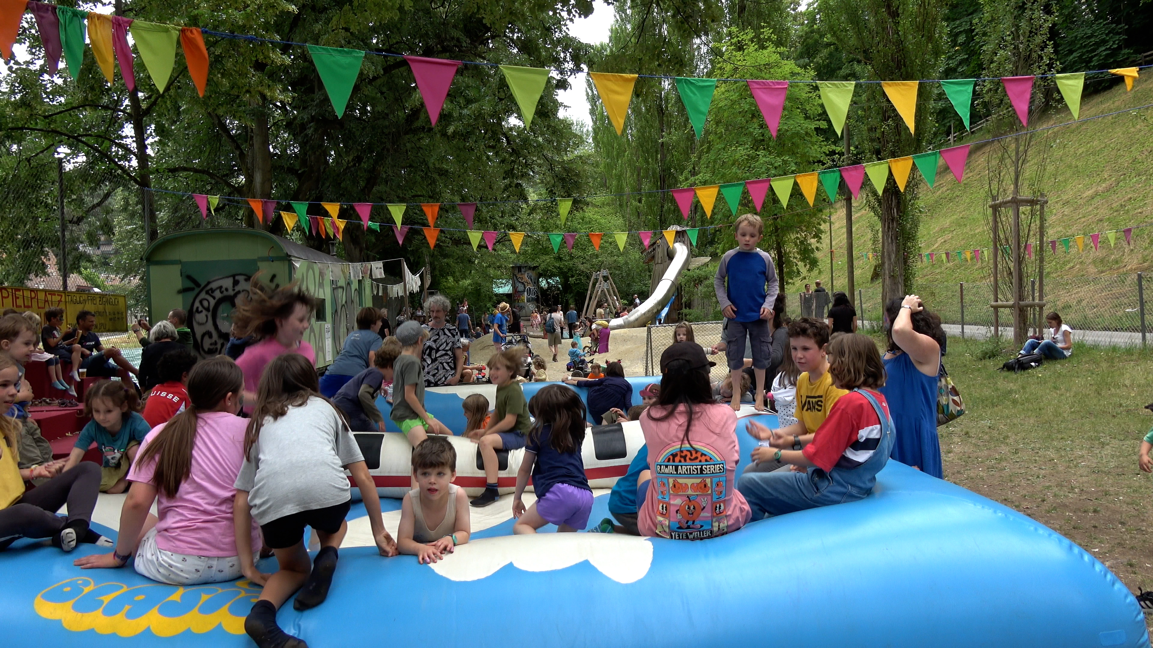 Längmuur Jubiläumsfest 2023: Kinder hüpfen auf dem Blasio