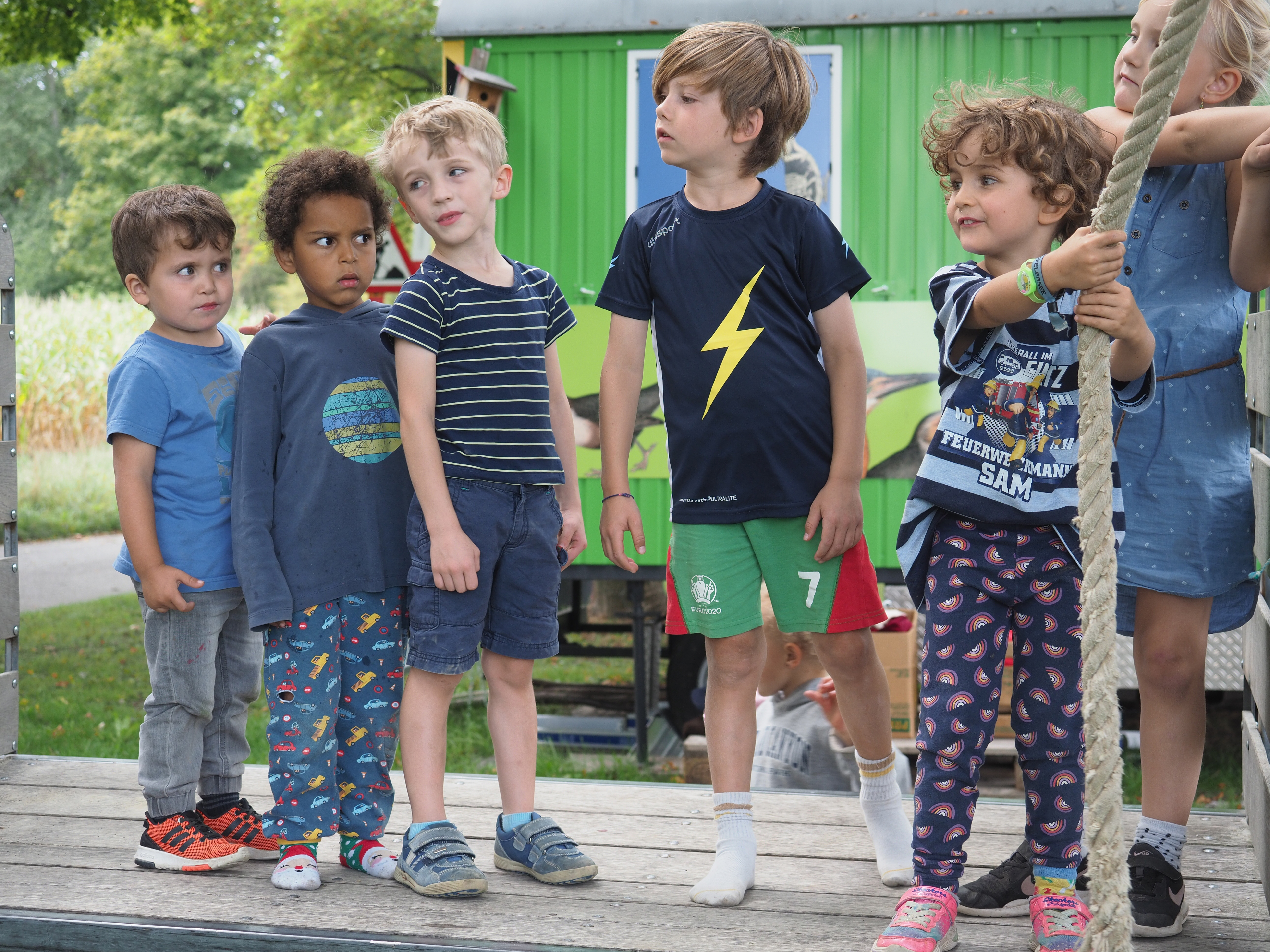 Symbolbild DOK Kinder spielen mit Seil