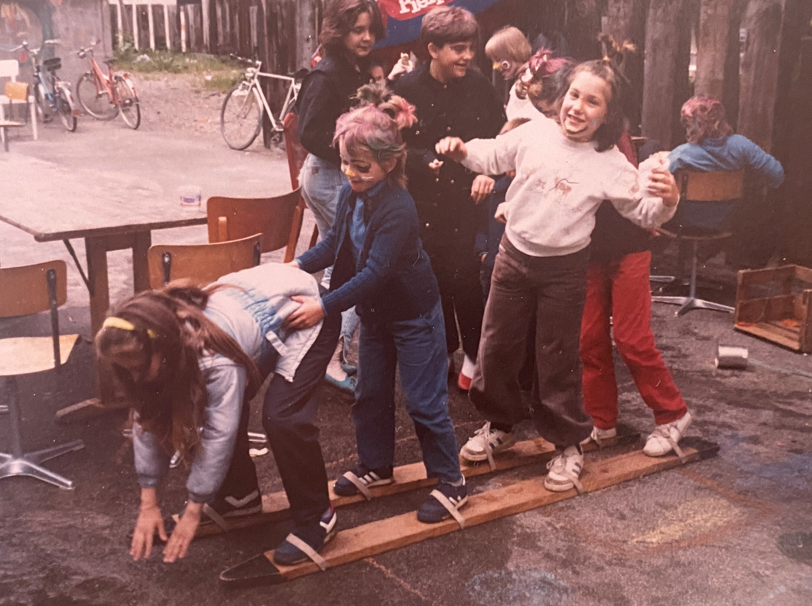 Kinder spielen auf DOK Spielplatz vor 30 Jahren