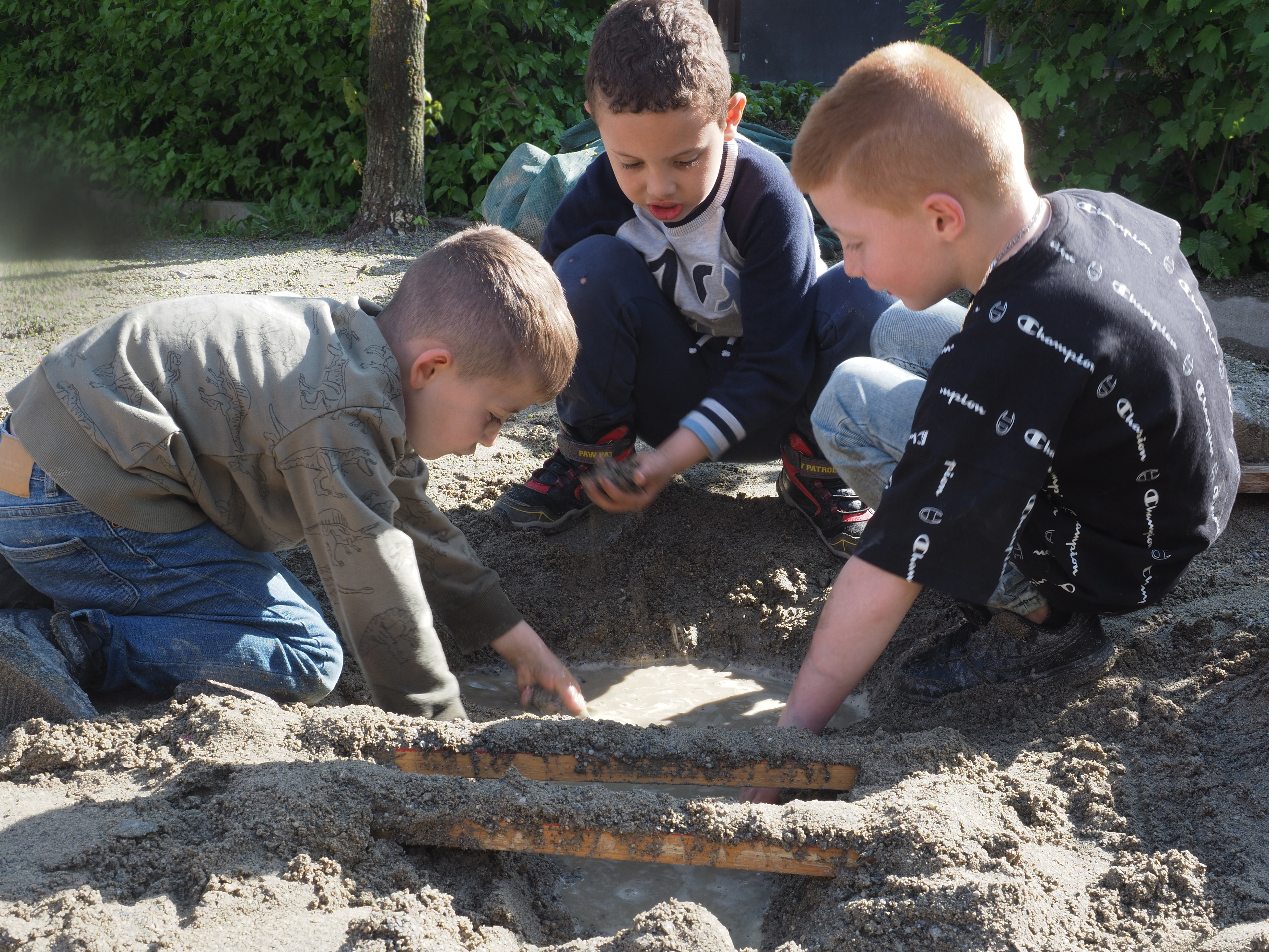 Symbolbild DOK Kinder spielen im Sandkasten