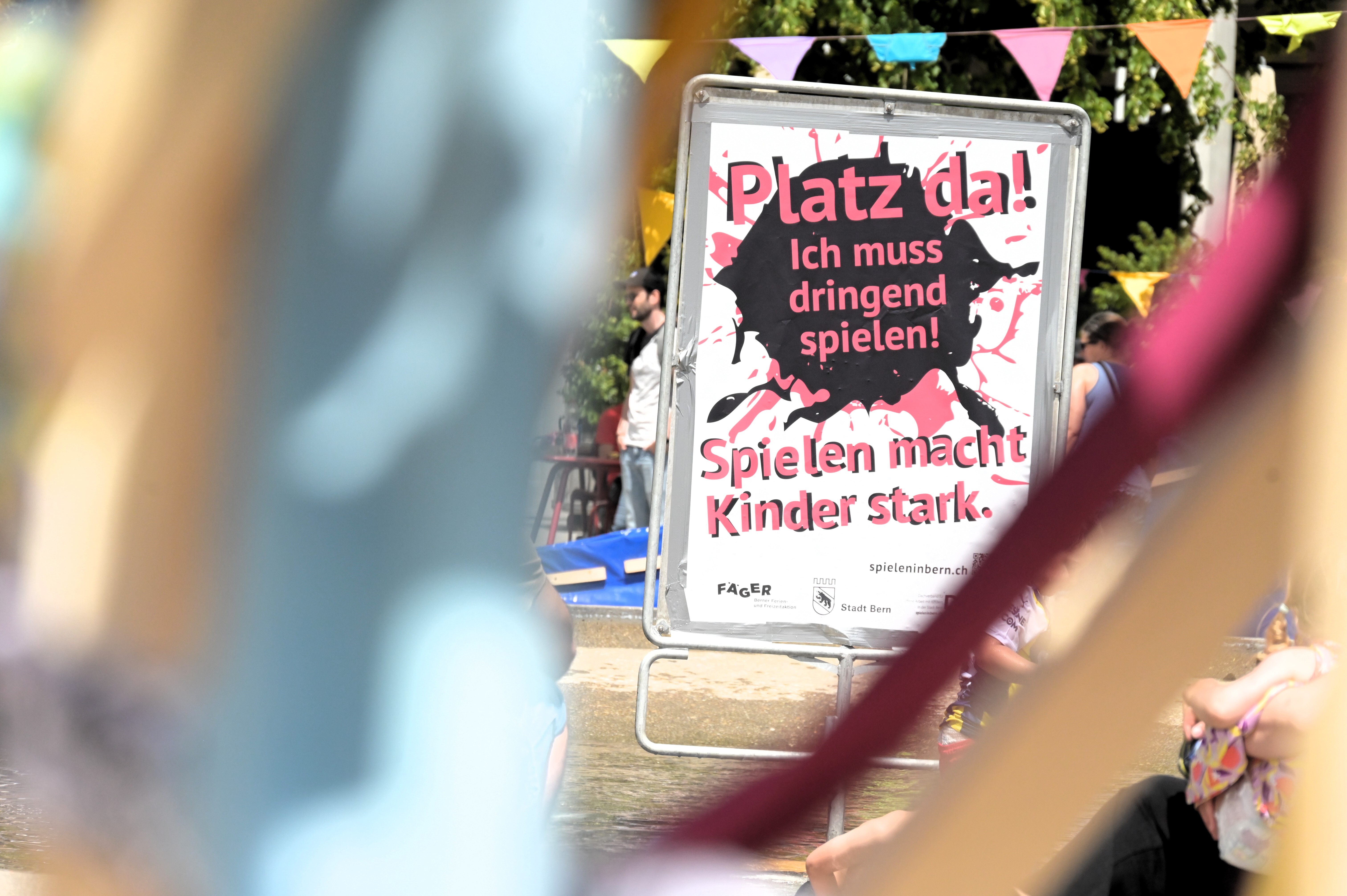 Symbolbild DOK Grosses Spielfest, Plakat "Platz da! Ich muss dringend spielen! Spielen macht Kinder stark."