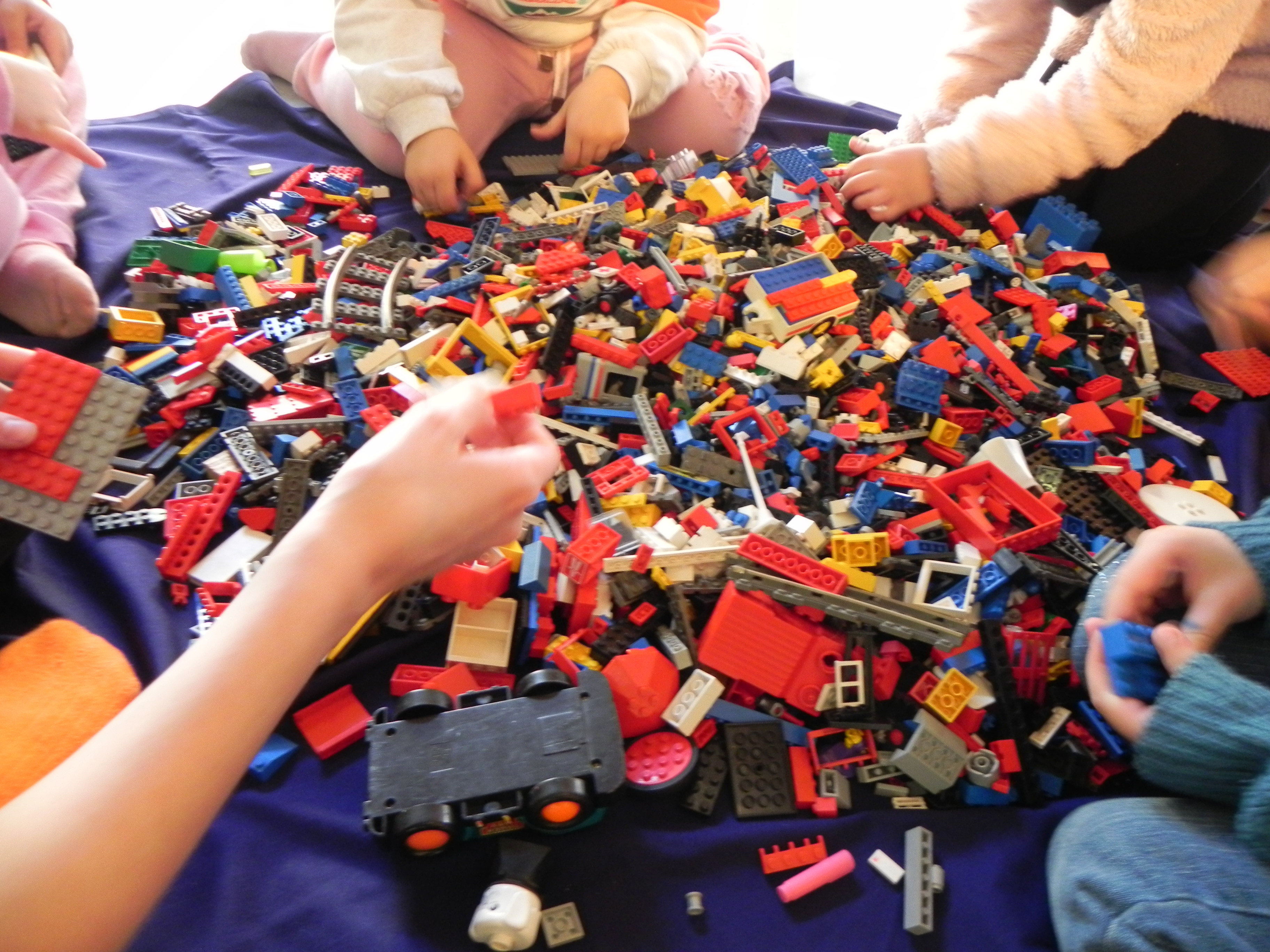 Symbolbild DOK, Kinder spielen mit Legosteinen